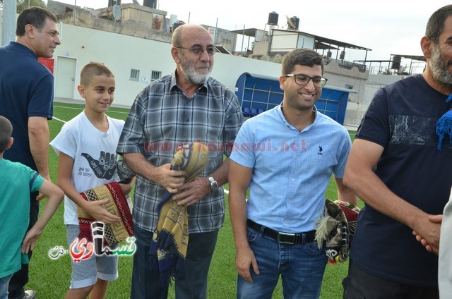 فيديو : المئات يؤدون صلاة عيد الأضحى والرئيس عادل بدير والأهالي يتصافحون ويهنئون ويعم السرور كل الحضور